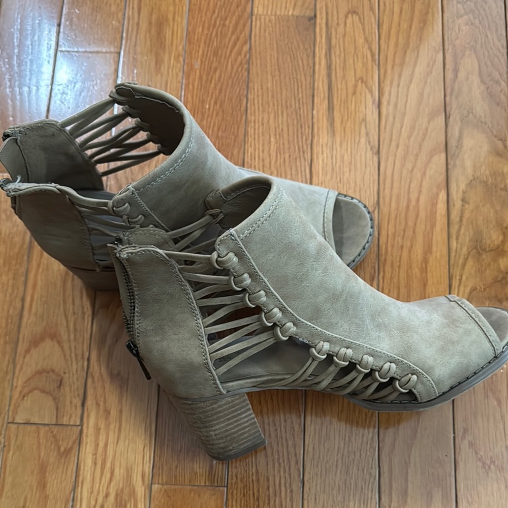 Peep toes heeled shoes